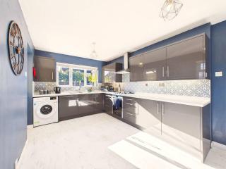 *NEW* Evesham Home | Parking | Sleeps 10 - 7
