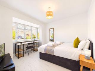 *NEW* Evesham Home | Parking | Sleeps 10 - 2