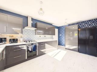 *NEW* Evesham Home | Parking | Sleeps 10 - 1