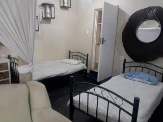 Bedrock Honeymoon Studio En-suite - 4