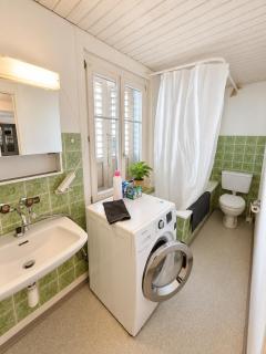 Centrally located apartment with 4 bedrooms and 2 bathrooms - 2