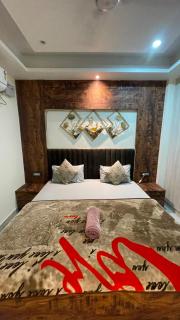 Paradise Apartment 3BHK 3 Washrooms Kitchen Parking Lift Tapovan - 3