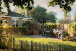 Wellness bungalow met privésauna en hot tub - Glamping aan de Maas - 8