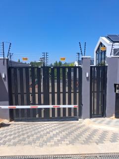 Tricabel Villa 3 - Ezulwini Luxury Retreat with Mountain Views - 4
