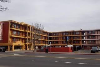 Howard Johnson by Wyndham Downtown Reno - 9