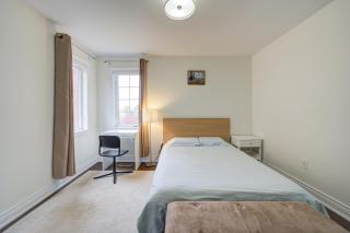 Cozy Guest Bedroom with Private Bath and Parking - 0