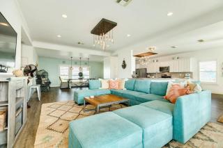 Captain's Quarters - Cabana, Hot Tub, Fire Pit, Fence! - 3
