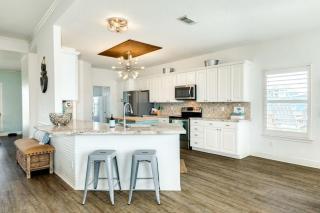 Captain's Quarters - Cabana, Hot Tub, Fire Pit, Fence! - 2