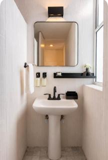 Location- Design And Comfort Fully equipped - 6