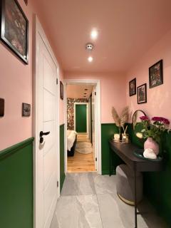 Flamingo Retreat with Hot Tub and private Garden - 4