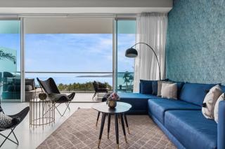 Relax on a private balcony with pool - 9