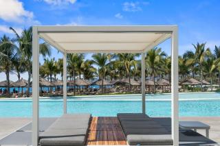 Relax on a private balcony with pool - 0