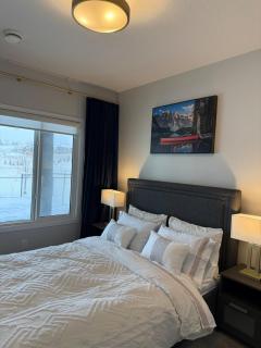 Waterfront Retreat, Parking, WinSport COP, 1hr to Banff, Canmore & Kananaskis - 0
