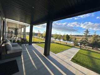 Waterfront Retreat, Parking, WinSport COP, 1hr to Banff, Canmore & Kananaskis - 1