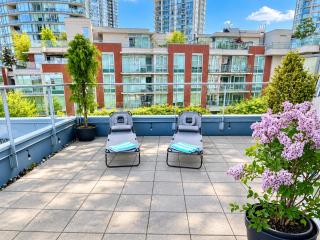 2 Bedroom ,2 Full Bathrooms, 500sf Private Terrace Deck, Office, Pool, Sauna, Hot Tub, EV Parking - Vancouver - 7