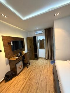 Cornels Hotel - 8