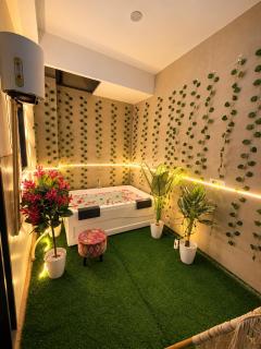 The Secret Garden Suite Jacuzzi Boho Charm - 1