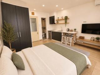 Old Quarter Artist APT Perfect for Group - 1