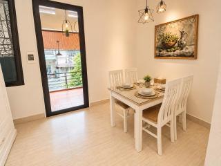 Old Quarter Artist APT Perfect for Group - 3