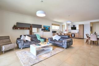 Stunning 3-Bedroom Seaview Retreat in Fort Cambridge - 8