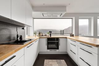 Luxury home with views and sauna, walk to centre - 9