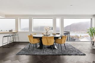 Luxury home with views and sauna, walk to centre - 8