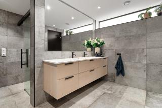 Luxury home with views and sauna, walk to centre - 3