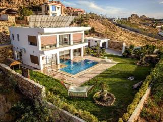 Villa with Unique View, Pool & Nature - 2