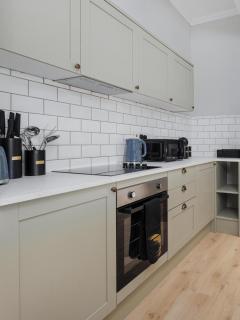 Flatzy - City Centre Mansion, Sleeps 22, 5 Baths - 5