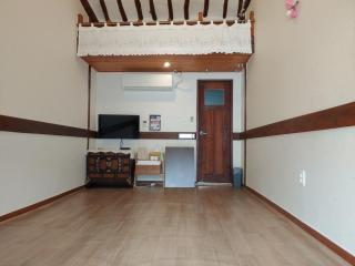 Jeonju Hanok Maeul Sukbak Byeolbit Goong - 7