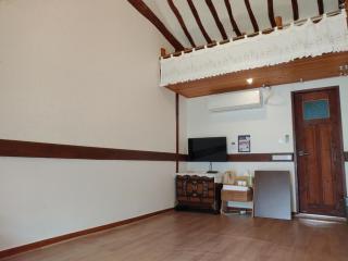 Jeonju Hanok Maeul Sukbak Byeolbit Goong - 4