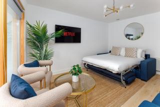 Flatzy - Prime City Apartment with Free Parking & Ping Pong Table - 4