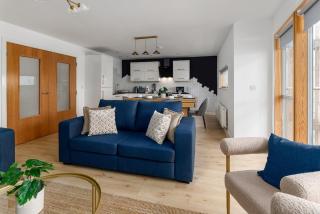 Flatzy - Prime City Apartment with Free Parking & Ping Pong Table - 3
