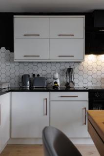 Flatzy - Prime City Apartment with Free Parking & Ping Pong Table - 1