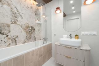 Komfortowy Apartament z Balkonem i Parkingiem w Centrum by Heyrent - 7