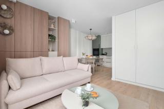 Komfortowy Apartament z Balkonem i Parkingiem w Centrum by Heyrent - 4