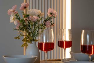 Komfortowy Apartament z Balkonem i Parkingiem w Centrum by Heyrent - 2