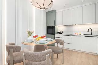 Komfortowy Apartament z Balkonem i Parkingiem w Centrum by Heyrent - 3