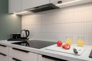 Komfortowy Apartament z Balkonem i Parkingiem w Centrum by Heyrent - 1