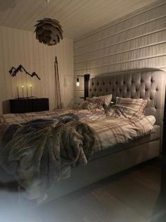 Black timber lodge - 7