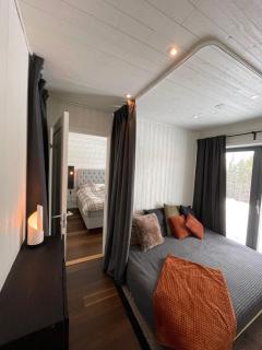 Black timber lodge - 6