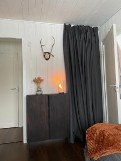 Black timber lodge - 3