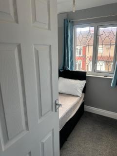 Stunning 3-Bed House in Middlesbrough - 5