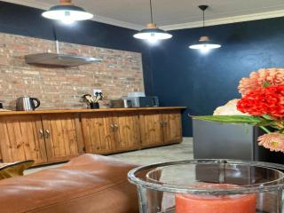 SOUSIE'S RUSTIC STAY - 6