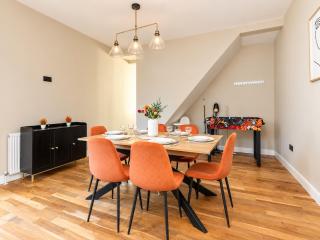 The Darlington Edit Stylish Home with Parking - 0