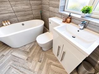 The Darlington Edit Stylish Home with Parking - 8