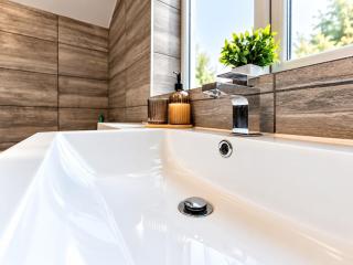 The Darlington Edit Stylish Home with Parking - 7