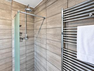 The Darlington Edit Stylish Home with Parking - 4