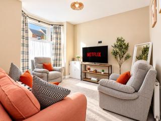 The Darlington Edit Stylish Home with Parking - 2