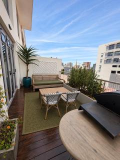 Upmarket City Apartment Mountain Views - 1